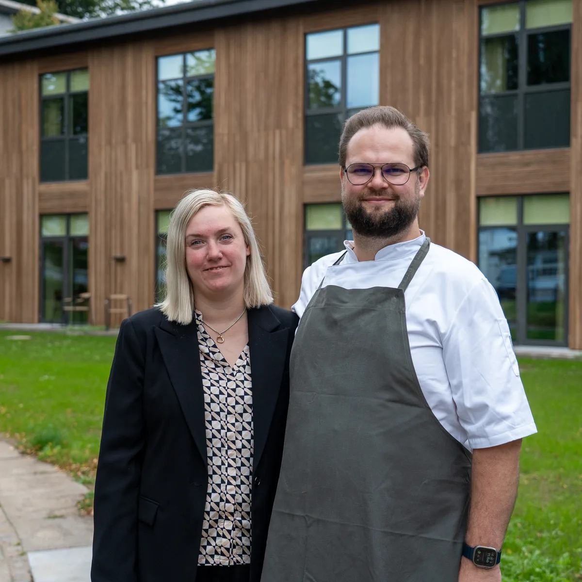 Annemette og Casper Rosendahl foran den nye værelsesfløj ved Arnbjerg Pavillonen