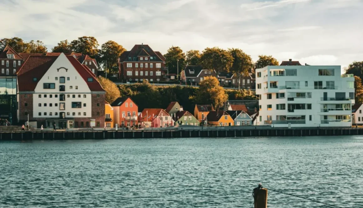 Farverige huse og nyere byggeri langs havnefronten i Sønderborg
