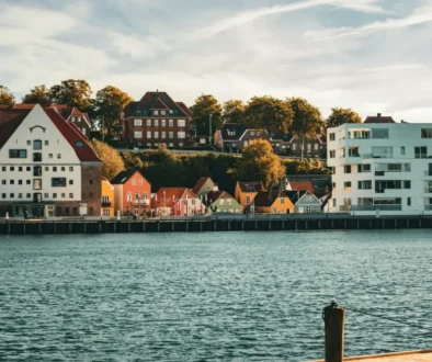 Farverige huse og nyere byggeri langs havnefronten i Sønderborg