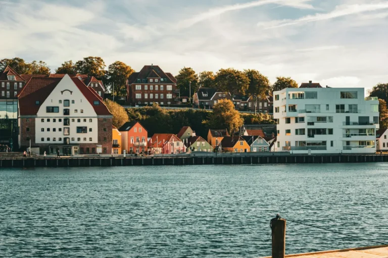 Farverige huse og nyere byggeri langs havnefronten i Sønderborg