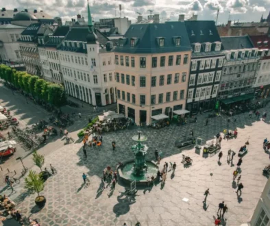 Amagertorv på Strøget i København set fra oven med gående mennesker